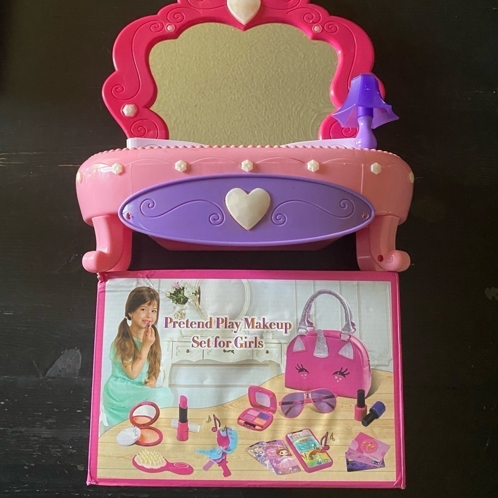 NWT-GIRLS PRETEND PLAY-UNICORN MAKEUP BAG & TABLETOP LIGHT UP VANITY